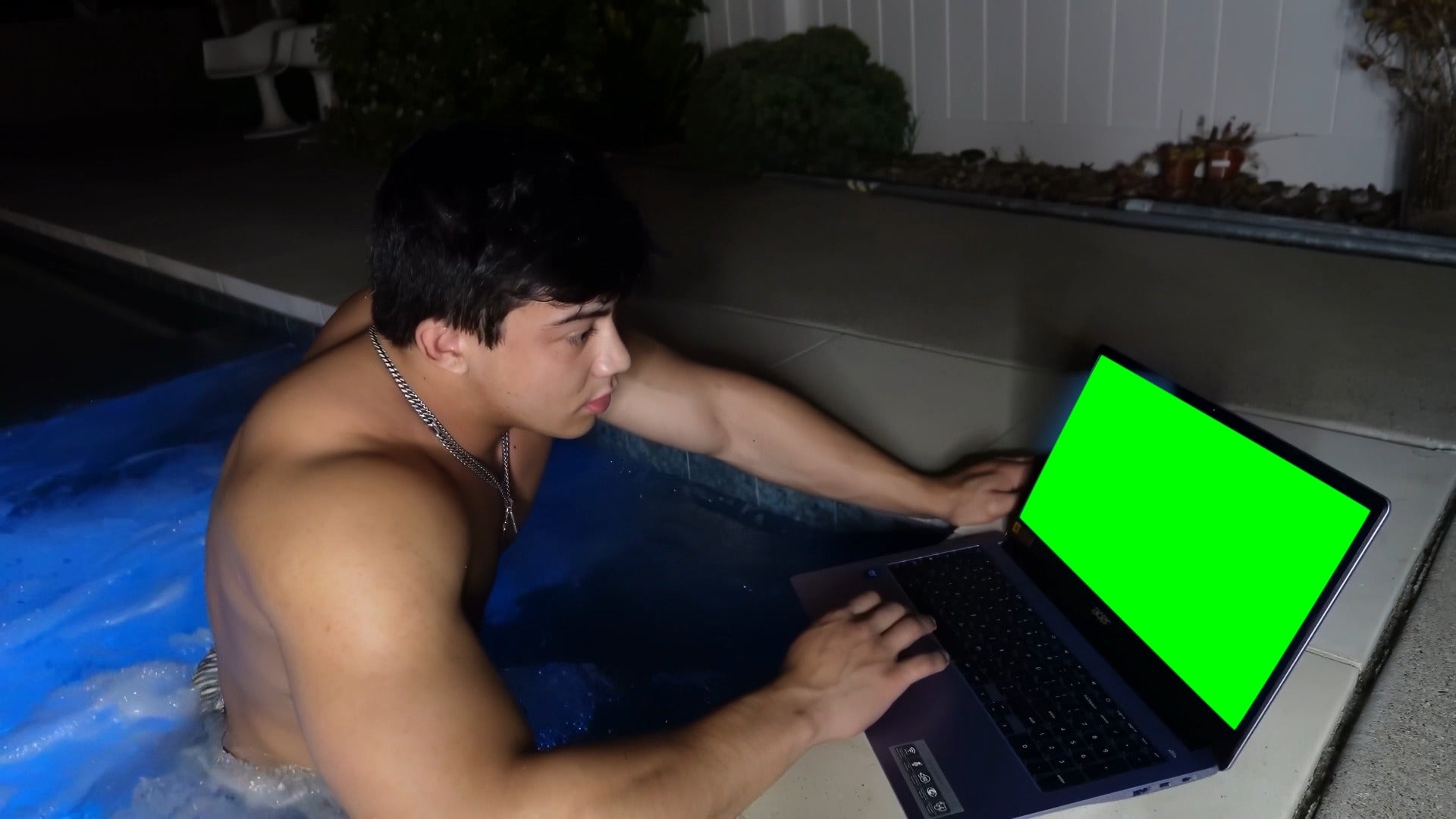Togi Throwing his Laptop meme (Green Screen)